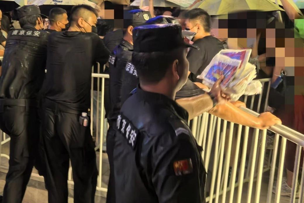 C:/Users/Administrator/Desktop/臺風(fēng)“貝碧嘉”來襲，南京保安積極應(yīng)對，“守”護(hù)萬家團(tuán)圓！/11.jpg11