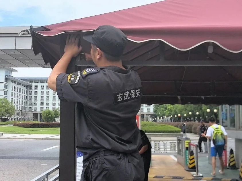 C:/Users/Administrator/Desktop/臺風(fēng)“貝碧嘉”來襲，南京保安積極應(yīng)對，“守”護(hù)萬家團(tuán)圓！/6.jpg6