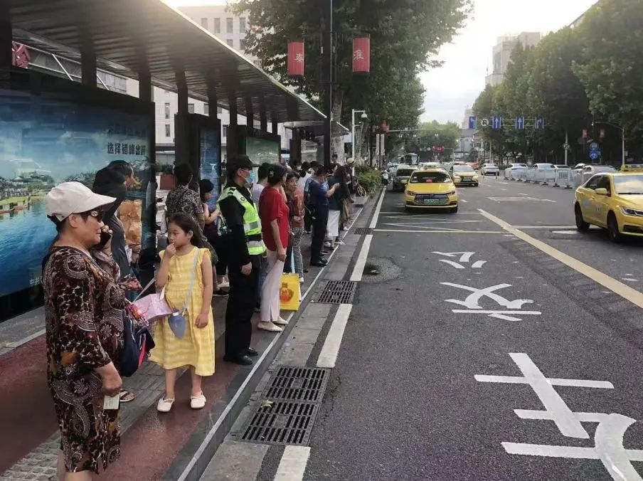 C:/Users/Administrator/Desktop/臺風(fēng)“貝碧嘉”來襲，南京保安積極應(yīng)對，“守”護(hù)萬家團(tuán)圓！/2.jpg2