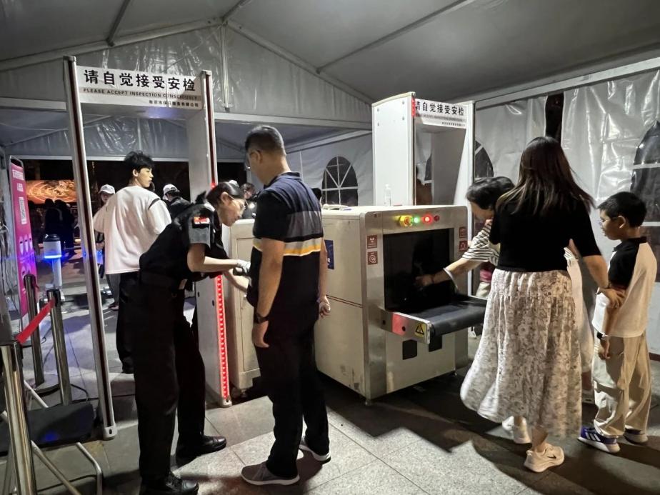 C:/Users/BA/Desktop/“安保鐵軍、硬核保障”2024系列報(bào)道四十三——月滿中秋，南京市保安服務(wù)有限公司圓滿護(hù)航“2024 南京森林音樂(lè)會(huì)”/4.jpg4