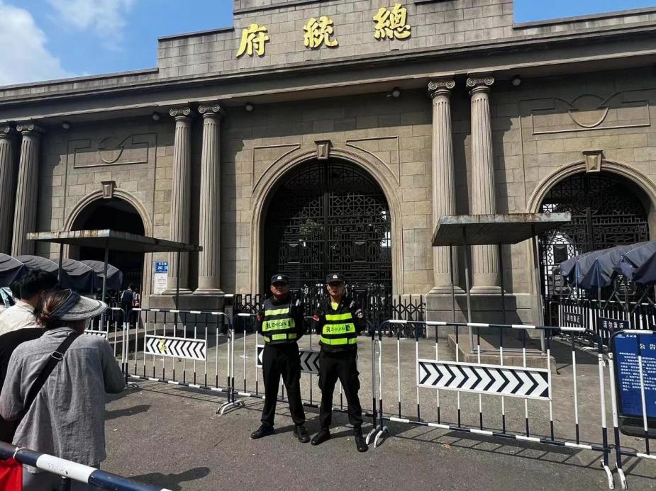 C:/Users/Administrator/Desktop/臺風(fēng)“貝碧嘉”來襲，南京保安積極應(yīng)對，“守”護(hù)萬家團(tuán)圓！/7.jpg7